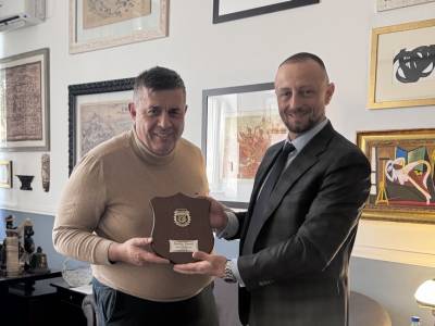 Prof. Dr. Duško Tomić Presented with a Plaque of Appreciation from the Professional Association of Security Sector